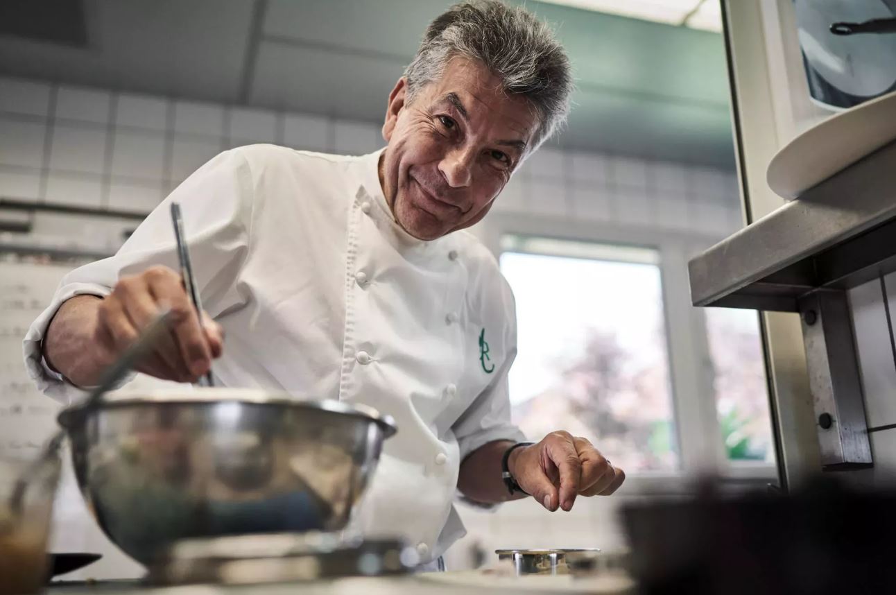 Chef étoilé Régis Marcon en cuisine